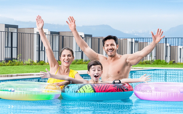 Familia jugando en piscina con flotadores